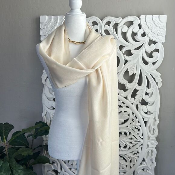 Ivory Wrap or shawl - Picture 1 of 4